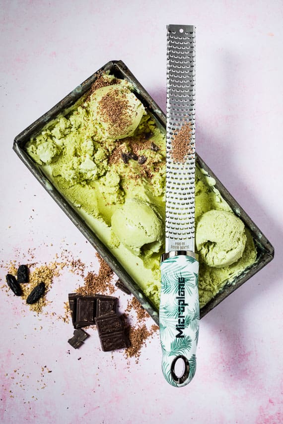 2_Microplane_Premium_Classic_Zester_53520_Tropical_Matcha_Ice_3.jpg Râpe zesteur funky Tropical - Microplane – Image 1