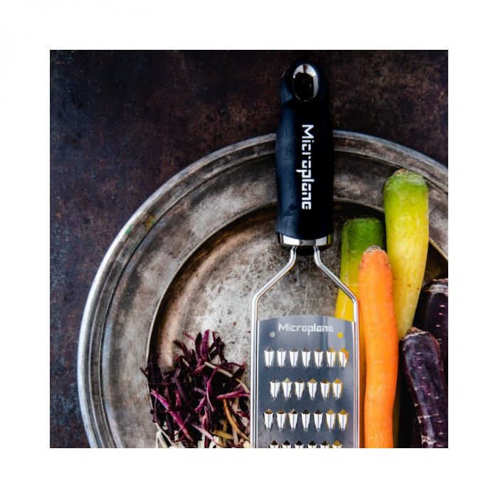 Râpe zesteur Noire Série gourmet carottes rapées - Microplane – Image 4