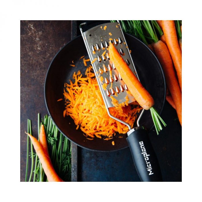 Râpe zesteur Noire Série gourmet carottes rapées - Microplane – Image 3