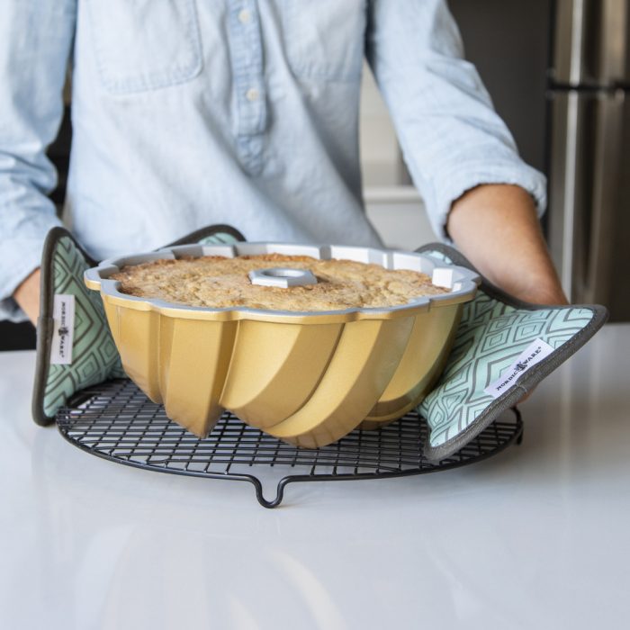 Moule à gâteau Bundt® torsadé Gold – Image 8